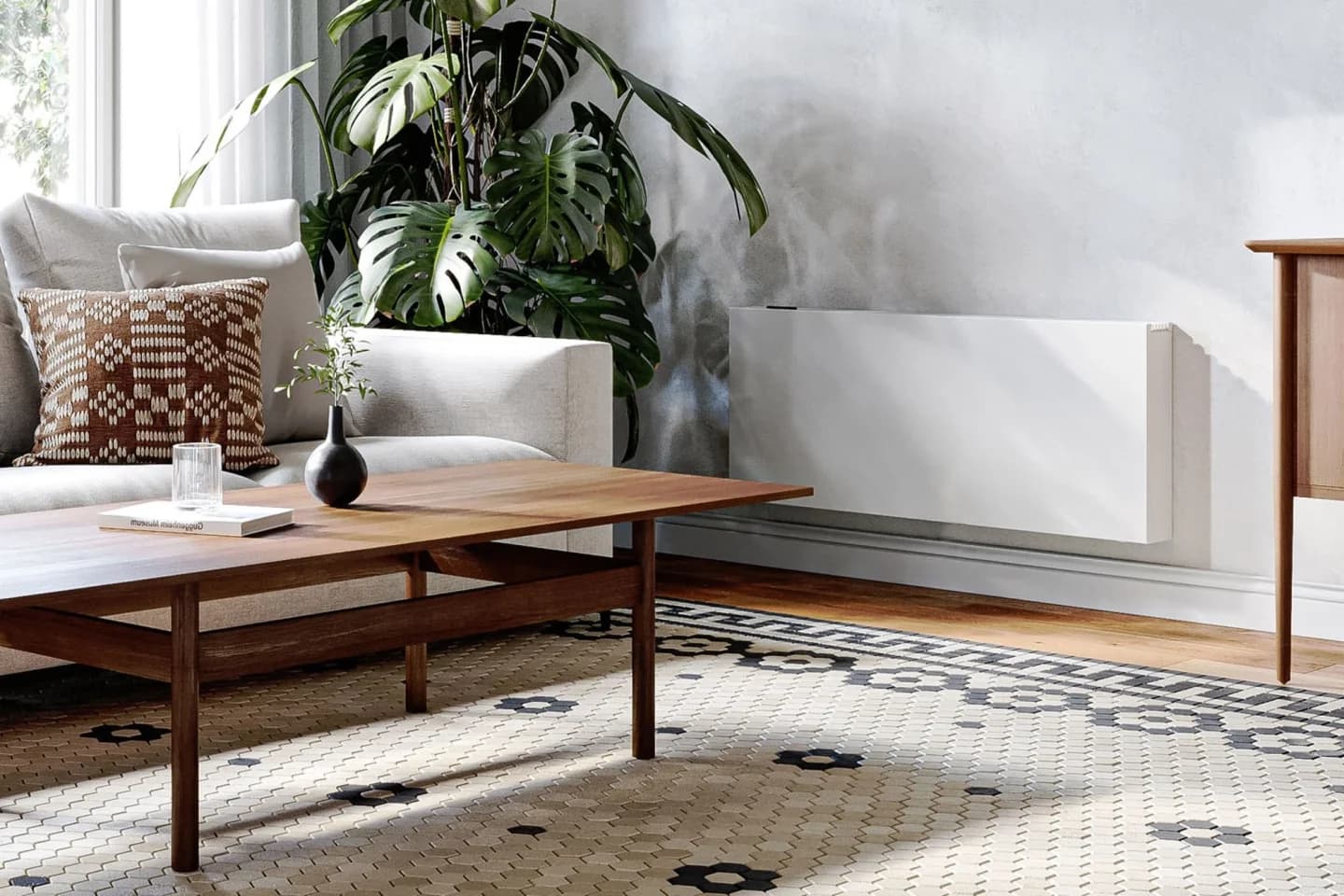 Foto van een radiator in een sierlijke woonkamer.