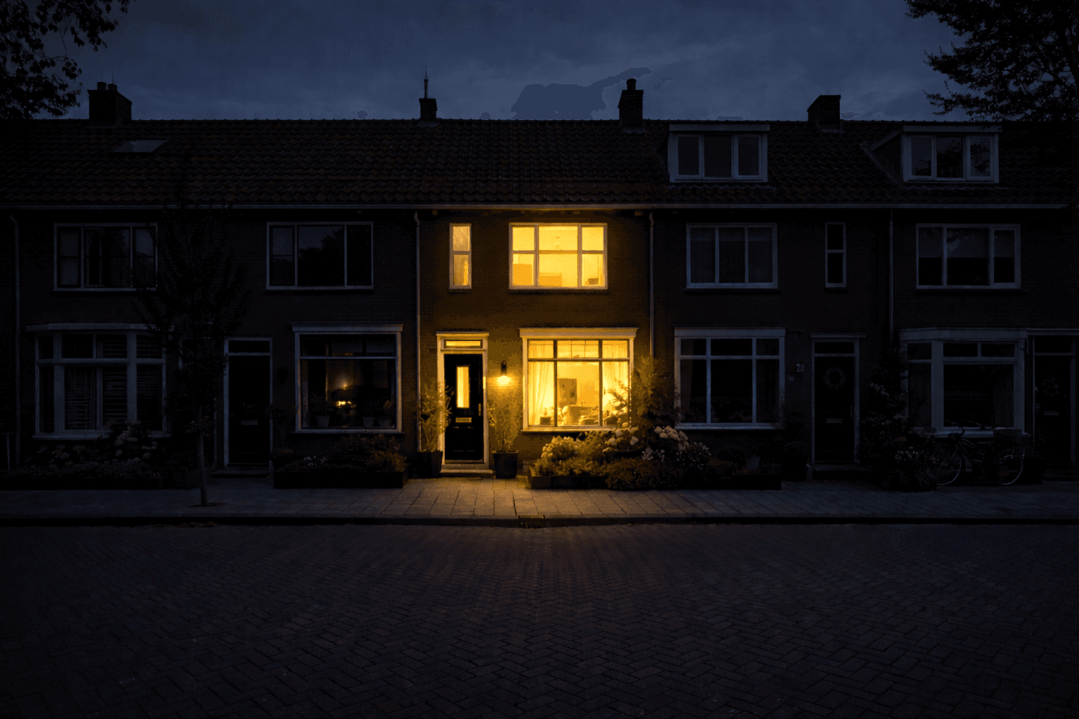 Eén verlichte woning tijdens stroomuitval